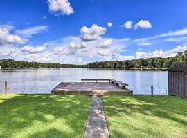 Lakefront Macon Getaway Grill, Pet Friendly!, Ferienunterkunft in Macon