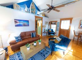 The charming Glenn Cottage! Walk to Lake Michigan!, Hotel in Fennville