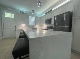 Modern Townhouse with Pool Close to Disney & Silver Spurs Arena, hotel with pools in Kissimmee