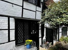 15th century tiny character cottage-Henley centre, hotel u gradu 'Henley on Thames'