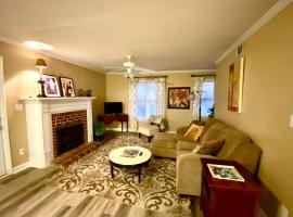 Trendy 2Bed 2 Bath Villa In The Village With King Bed, holiday rental in Raleigh