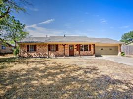Spacious Ranch Home in Historic Waxahachie!, cottage a Waxahachie