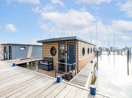 Comfortable houseboat in Marina Volendam，福倫丹的附設泳池的飯店