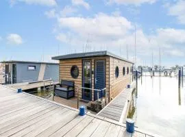 Comfortable houseboat in Marina Volendam