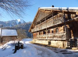 Warm and Stylish Boutique Lodge L'Etoile de Savoie, chalé alpino em Abondance