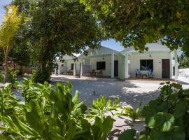 Clouds Beach Retreat Laamu Gan, hostal o pensión en Gan