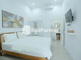 Pringgading Surf Camp Mitra RedDoorz, hotel near Panjang Beach Bengkulu, Bengkulu