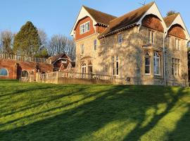Country Manor House with indoor Pool and Hot Tub, hotel em Rochester