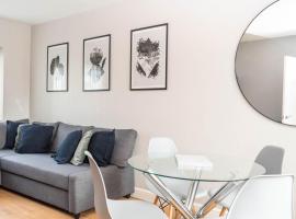 Comfortable 3 Bed House with Parking, WiFi & Patio by Ark SA, hôtel pas cher à Handsworth