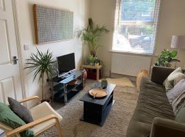 35 mins to central London. 3 bedrooms. 2 bathrooms with garden: Londra'da bir otel