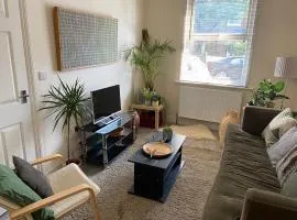 35 mins to central London. 3 bedrooms. 2 bathrooms with garden