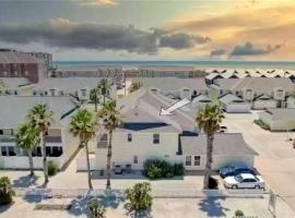 Spacious Home, Short Walk to Beach, Heated Pool!, beach rental in Corpus Christi