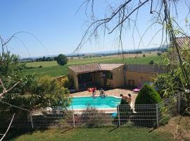 Adorable guest house with piscine, cheap hotel in Lempaut