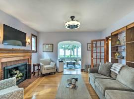 Walkable New Haven Retreat with Ocean Views!, hytte i New Haven