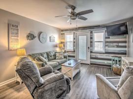 Waterfront Ocean Isle Beach Condo with Balcony!, orlofshús/-íbúð í Ocean Isle Beach