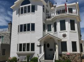 Beach House Retreats 6-just 30 Steps from the Beach with Rooftop Hot Tub and Gourmet Kitchen, hotel i Beach Haven Crest