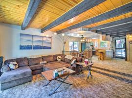 San Bernardino Mtn Retreat with Furnished Deck, casa rústica em Running Springs