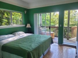 rainforest suite with a king size bed, feriebolig i Powell River