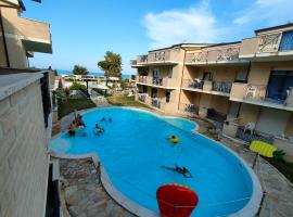 Appartamento con piscina Green Bay Village, appartamento a Pineto