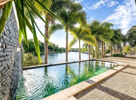 Luxe Bayview Oasis with Dream Waterfront Pool, villa à Stuart Park