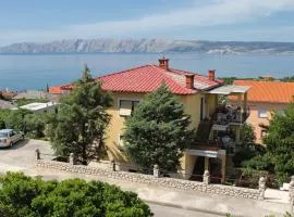 Apartments with parking space Novi Vinodolski - 2416