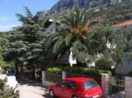 Apartments by the sea Podaca, Makarska - 2617, hotel di Podaca