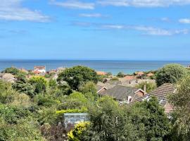 Highview House Norfolk Coast - seaviews, beach, hot tub, hotel in Mundesley