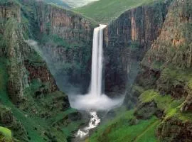 Twin Peaks Cottages and Horse Trekking
