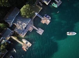 Tides Reach Boathouse water-access-only, hotel com piscina em Church Point
