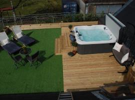 Stunning Luxury Duplex with Hot Tub and AirCon, feriehus i Glenfarg