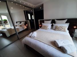 VILLA RASOA chambre miroir, bed and breakfast a Cap d'Agde