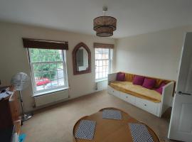 Central Taunton 2-bedroom apartment, great location!, hotel a Taunton