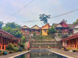 Villa Kampoeng City Pacet Mitra RedDoorz、Mojokertoのプール付きホテル