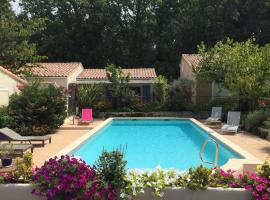 Les Hauts d'Eyragues gite Rêverie Meublé classé 4 étoiles, hotel con piscina a Eyragues