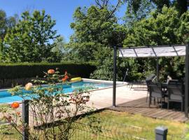 Gîte de charme en Dordogne avec Piscine et jardin, hotel sa parkingom u gradu Jumilhac-le-Grand
