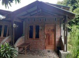 Jhony's Backpacker-Guest House, gistihús í Bukit Lawang