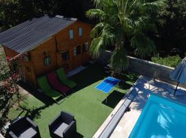 Casa di legnu ,charmant chalet avec piscine, chalet à Patrimonio