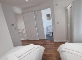 Modern home with Netflix, NowTV & 2private parking, hotell med parkeringsplass i East Tilbury