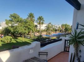 Condado De Alhama Golf Resort 2 Bedroom Apartment Jardine 13, хотелски комплекс в Мурсия