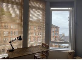 Lovely 2 Bedroom with Riverside Views Pet Friendly, hotel with parking in Gourock