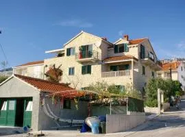 Apartments and rooms with parking space Bol, Brac - 2926