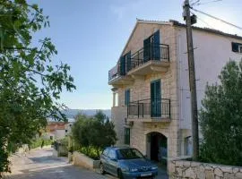 Apartments and rooms with parking space Bol, Brac - 2926