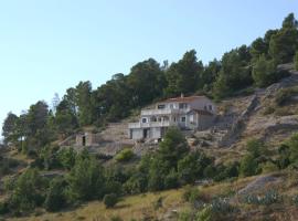 Isolated apartments with a parking space Cove Vela Farska, Brac - 2897, hotel a Murvica