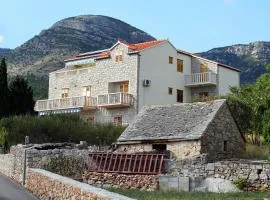Apartments with parking space Bol, Brac - 2900