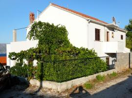 Apartments with parking space Postira, Brac - 2919、ポスティラのホテル