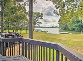 Serene Lakefront Home with Grills and Boat Dock!، مكان عطلات للإيجار في هوت سبرنغز