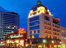 Courtyard Hotel 1Borneo