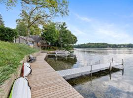 Lovely lakeside cottage w private dock, firepit, grill, bikes, hotell i Newaygo