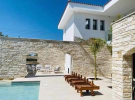 Paphos luxury contemporary villa, sumarhús í Paphos City