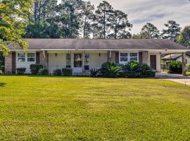 Cozy Waycross House with Yard and Screened Patio!, hotell med parkering i Waycross